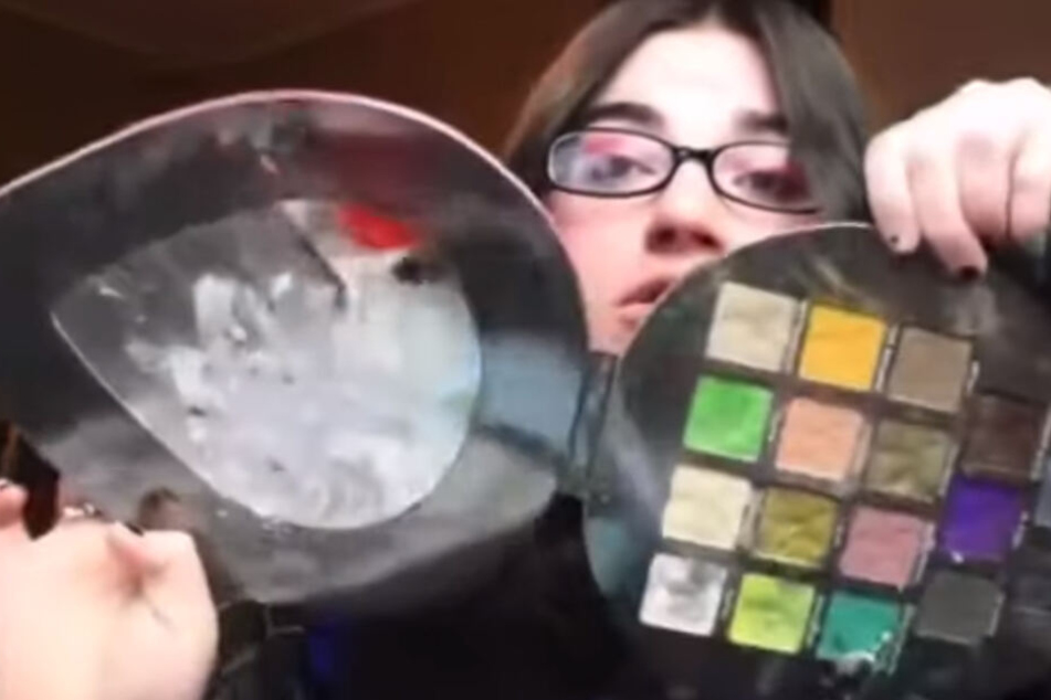 Michelle Grace hält ihre geliebte Palette hoch.
