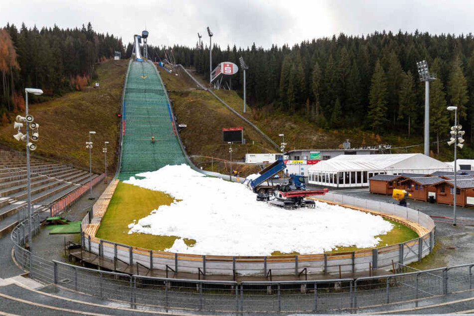 Der alte Schnee wird im Schanzenauslauf verteilt, damit die "Adler" elegant bremsen können.