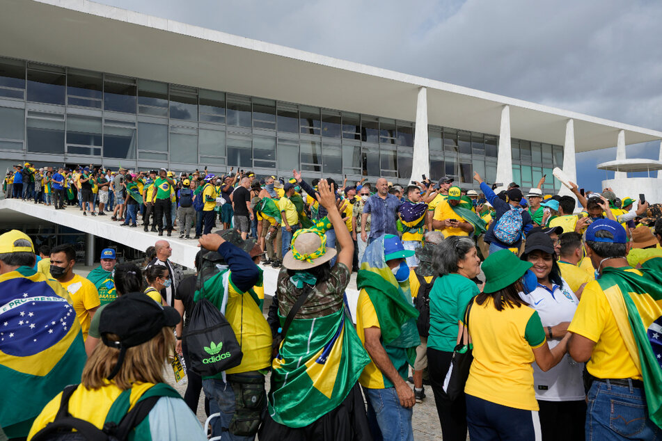 Die freundlichen brasilianischen Farben täuschen über die heftigen Geschehnisse in der Hauptstadt des Landes hinweg.