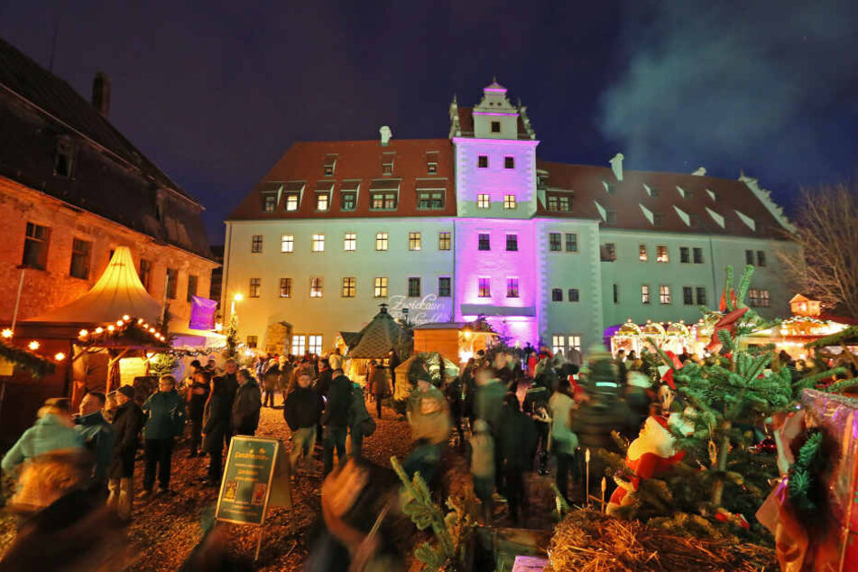 Der beliebte Weihnachtsmarkt im Zwickauer Schloss Osterstein hat in diesem Jahr erstmals auch am 23. Dezember geöffnet.