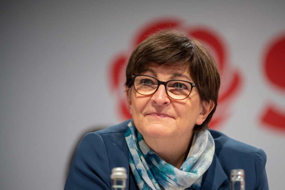 Saskia Esken, SPD-Parteivorsitzende, fordert die Beobachtung der AfD durch den Verfassungsschutz.