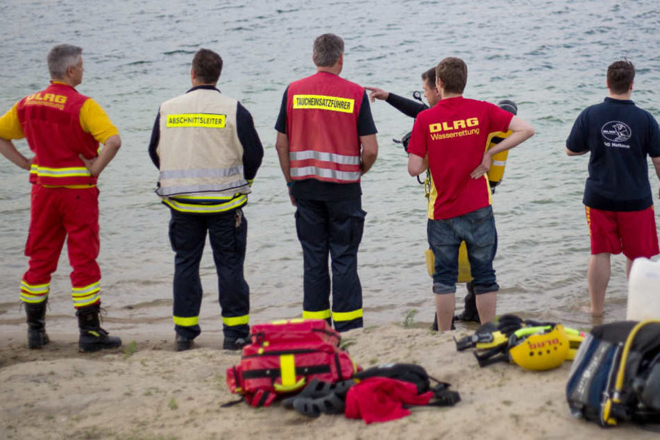 Einsatzkräfte suchen einen See nach Hinweisen ab. (Symbolbild)