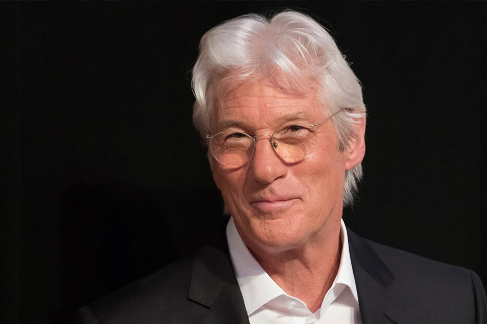 Richard Gere setzte sich schon mehrfach für Flüchtlinge ein, er gilt als Humanist und kritisiert immer wieder die Flüchtlingspolitik der USA.