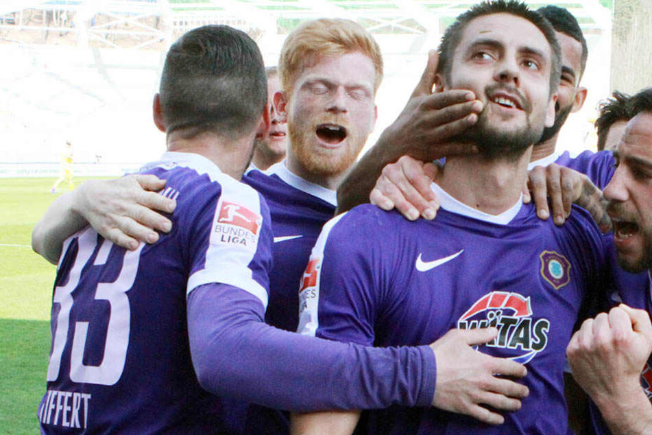 Lass dich umarmen: Dimitrij Nazarov wird von Christian Tiffert, Fabian Kalig, Cebio Soukou (verdeckt) und Calogero Rizzuto gefeiert.