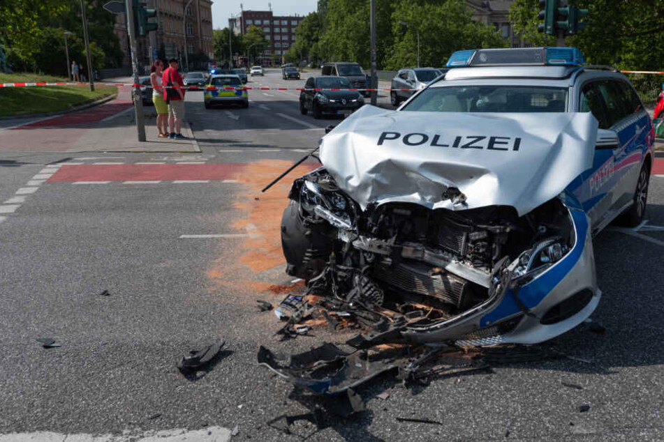 Die Front des Polizeiwagens wurde komplett zerstört.