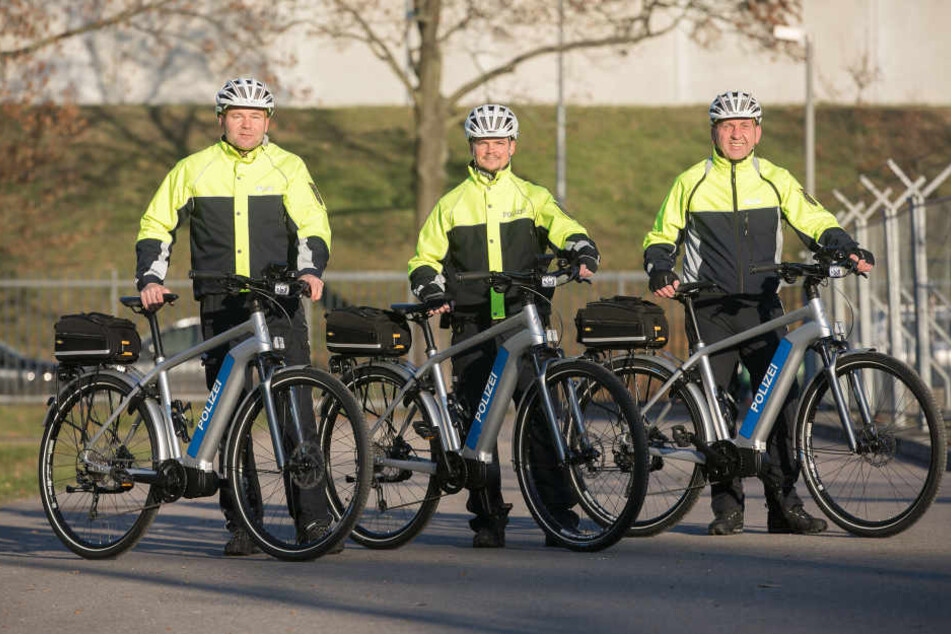 Polizeihauptkommissar Uwe Jänichen (46, v.l.), Polizeimeister Tony Jäger (31) und Polizeihauptmeister Holger Schmiedl (48) sind ab sofort auch mit E-Bikes unterwegs.