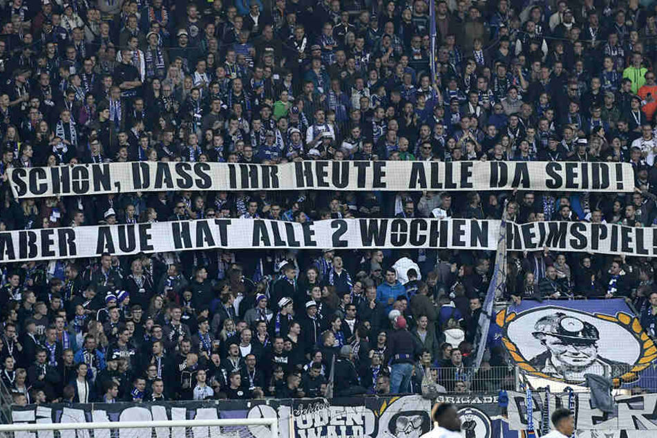 Mit diesem Spruchband forderten die Fans sich gegenseitig auf, doch zu jedem Heimspiel der "Veilchen" so zahlreich ins Stadion zu kommen.
