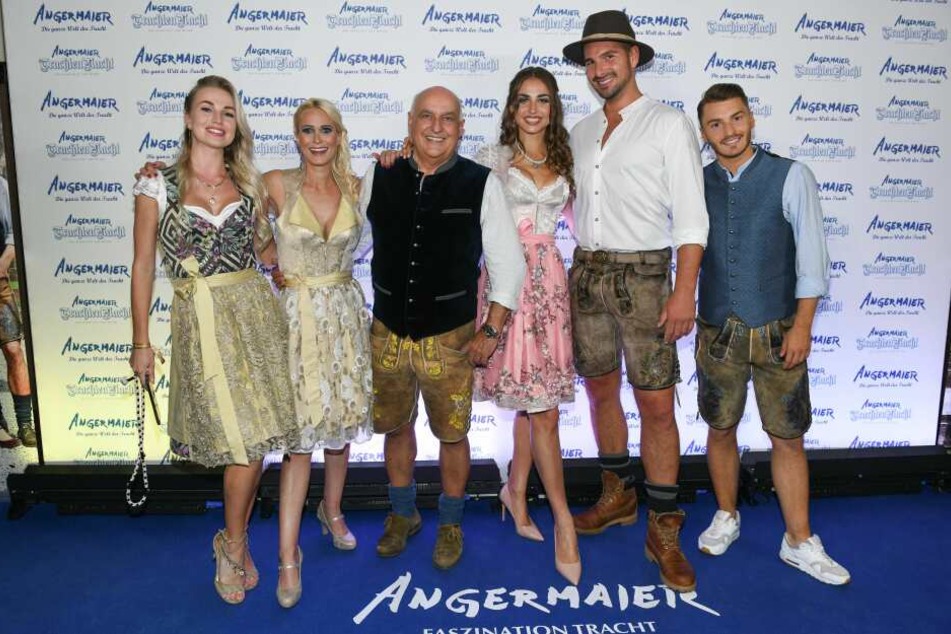 Ekaterina Leonova (32, 3.v.r.) war eine der vielen prominenten Gäste bei Trachten Angermaier.