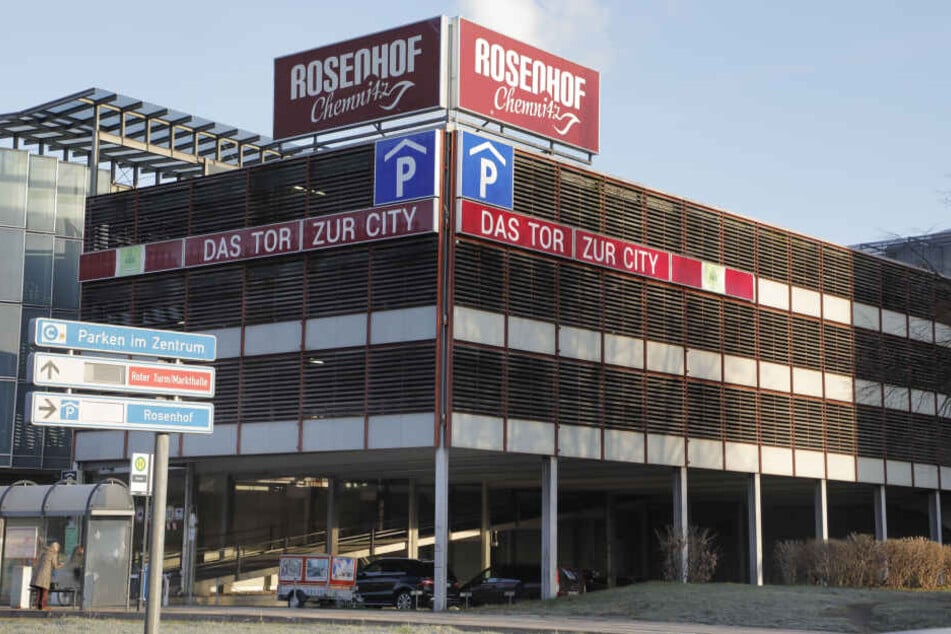 In einem Treppenaufgang zu dem Parkhaus am Rosenhof wurde eine 18-Jährige ausgeraubt.