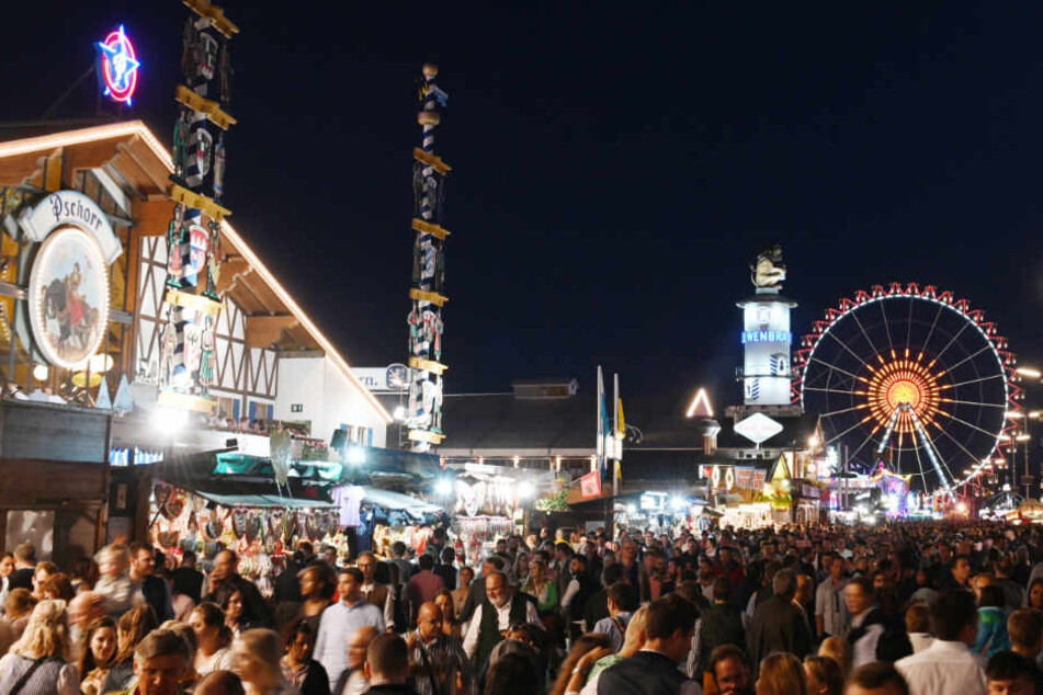 Am Eröffnungstag des Oktoberfestes gab es den ersten Maßkrugschlag. (Symbolbild)