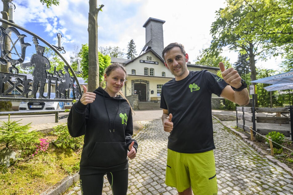 Anne Gründler (37, l.) und Pierre Kiesewetter (36) organisieren zum ersten Mal das "Backyard Ultra"-Laufevent rund um den Adelsbergturm.