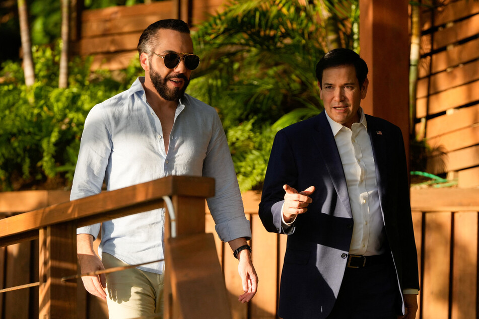 US Secretary of State Marco Rubio (r.) meets with El Salvador's President Nayib Bukele at the latter's residence at Lake Coatepeque.