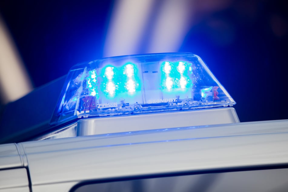 Ein 15-Jähriger ist unter Drogen mit dem Auto seiner Eltern auf der Flucht vor der Polizei gegen einen Streifenwagen gekracht. (Symbolfoto)