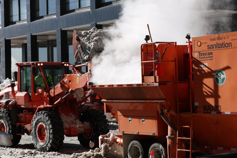 New York City unleashes snow "hot tubs" to fast-track winter storm cleanup
