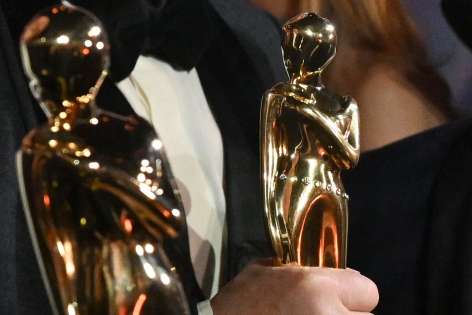 Die erste ihrer Art: Im Vergleich du den anderen Skulpturen war der Ehrenpreis für Gottschalk (r.) mit 20 Swarovski-Steinen besetzt.