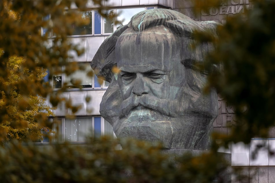 Der Karl-Marx-Kopf zählt zu den größten Sehenswürdigkeiten der Stadt.