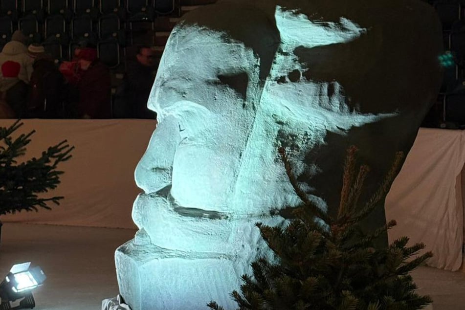 Die Styropor-Version des Karl-Marx-Monumentes war vergangenes Jahr Teil des Eismärchens im Eissportzentrum.