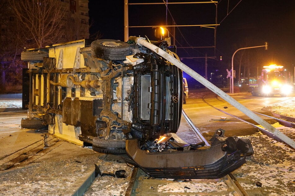 Auf der Stollberger Straße ist ein Transporter auf der Gleisüberfahrt verunfallt.