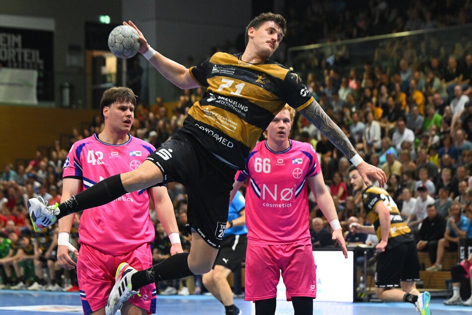 So viel Platz wie hier hatte Oliver Seidler (v.) im Heimspiel gegen Bayer Dormagen nur selten.