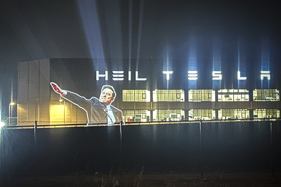 Elon Musk: Activists project "Heil" on Tesla plant in Germany in response to Elon Musk salute