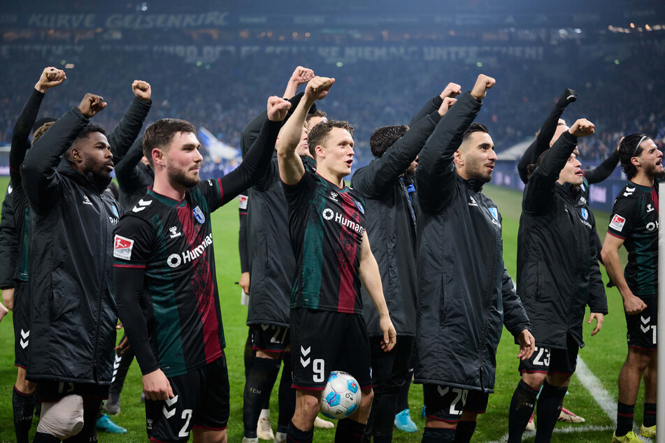 Martijn Kaars (25, M.) und der 1. FC Magdeburg hatten nach Abpfiff auf Schalke ziemlich viel zu feiern.