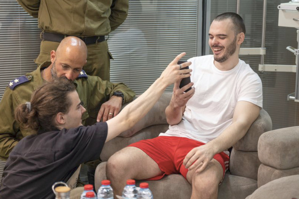 Andrey Kozlov (27, r.) wurde aus den Fängen der Hamas befreit. Alles, was er aus seiner Geiselhaft preisgibt, berichtet er aus Mitleid mit seinen Eltern mit Humor.