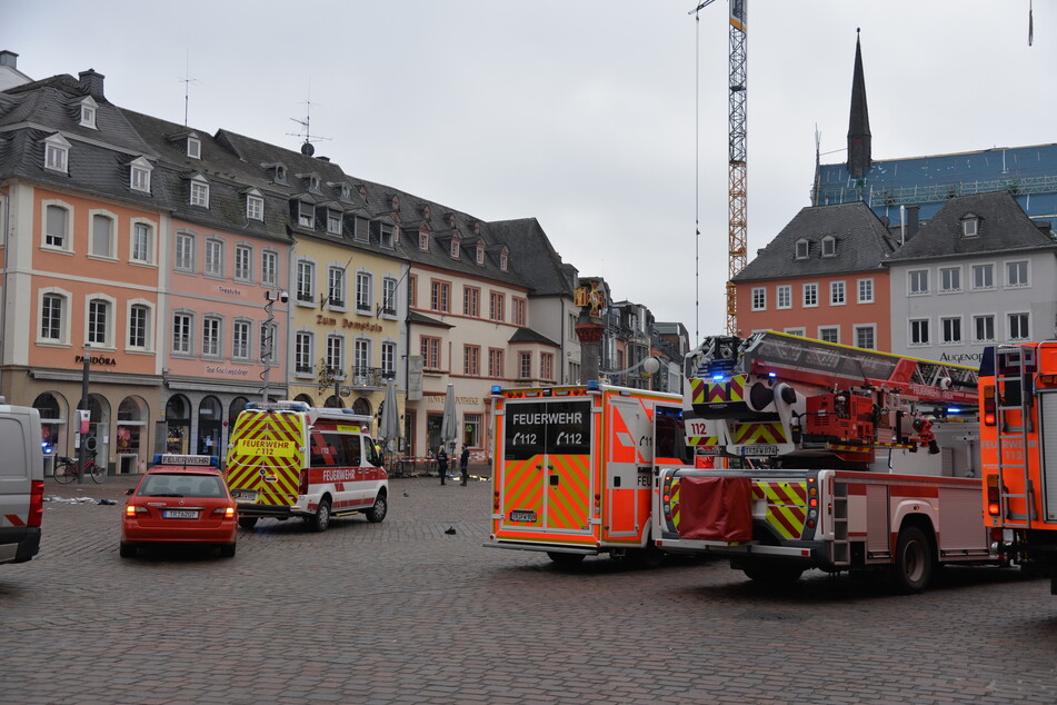 Die Rettungskräfte sind weiterhin im Einsatz, es soll viele Schwerverletzte geben.