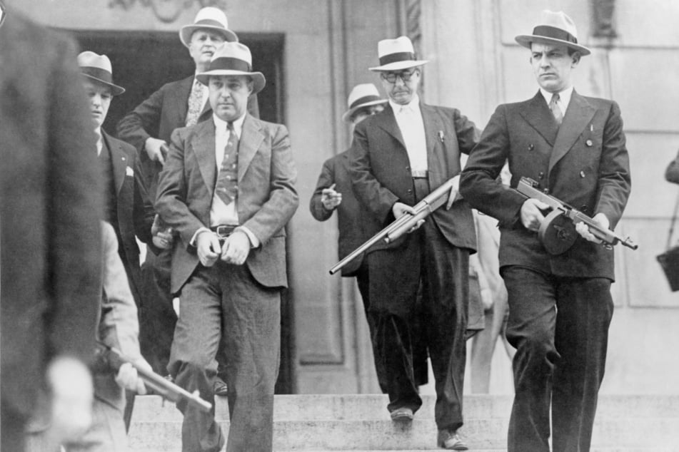 Gefesselt und schwer bewacht: George Machine Gun Kelly (1897-1954) saß wegen Entführung des Ölmagnaten Charles F. Urschel in Alcatraz.