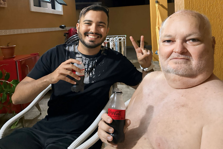 Maschinenbaustudent João Victor (27) besucht seinen Patenonkel. Natürlich stoßen die beiden auf eine kühle Cola an.