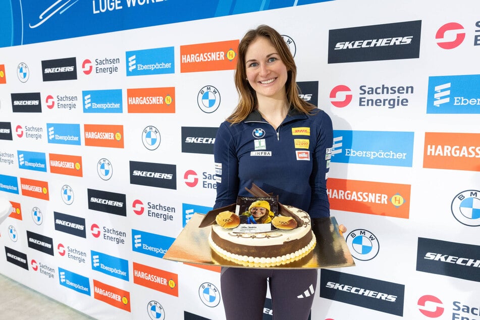 Als Ehrenmitglied des FC Erzgebirge Aue gab's für die Olympiasiegerin Julia Taubitz eine Sahnecremetorte. Die wurde am Donnerstag von den Teamkollegen in Altenberg verspeist.