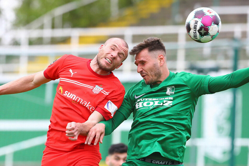 Umkämpftes Sachsenpokal-Match am Samstagnachmittag zwischen dem FSV Zwickau (hier Manfred Starke, l.) und der BSG Chemie Leipzig (hier Manuel Wajer).