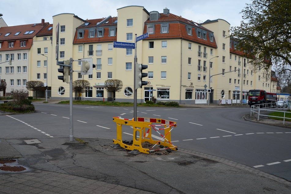 Ein betrunkener BMW-Fahrer (58) ist am Sonntag in Leipzig gegen eine Laterne gekracht. Der Mast wurde mittlerweile repariert.