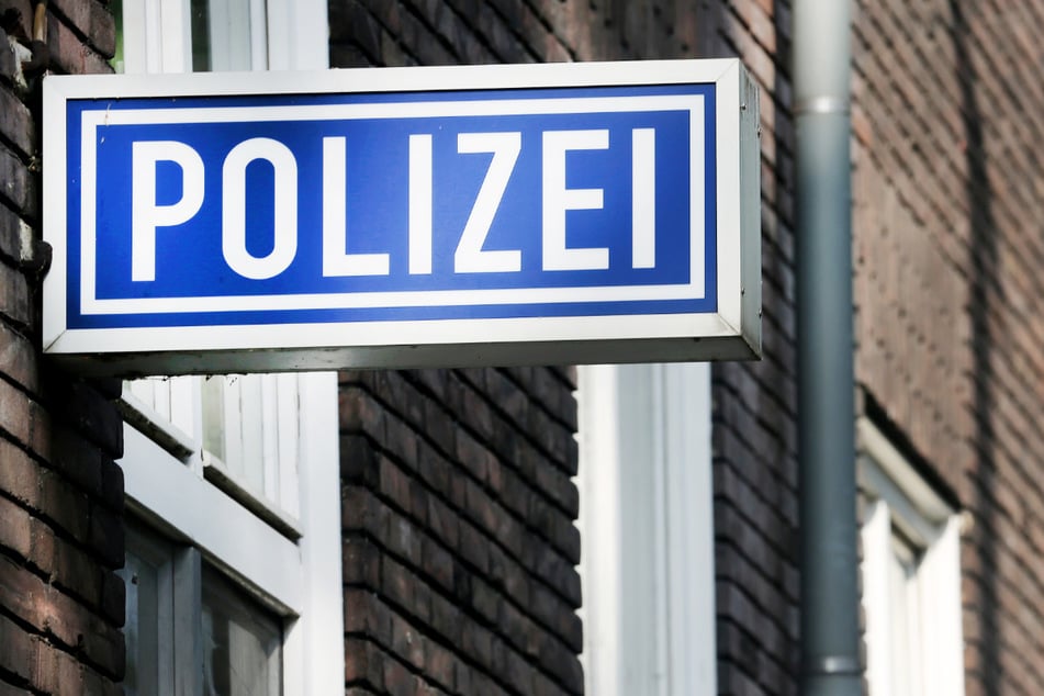 Frau will Geschenk bei Polizei abholen: Das wird ihr zum Verhängnis