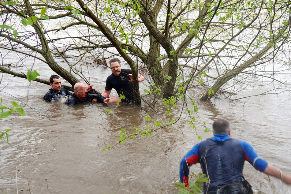 Ein 83-Jähriger konnte sich am Geäst eines Baumes festhalten, bis die Einsatzkräfte ihn aus dem Wasser holten.