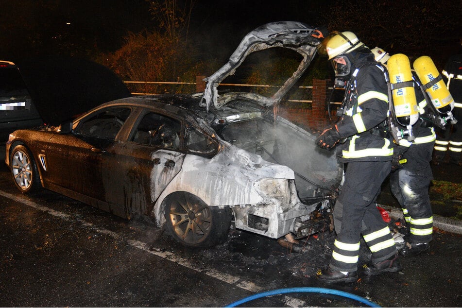Der BMW wurde durch den Brand zerstört.