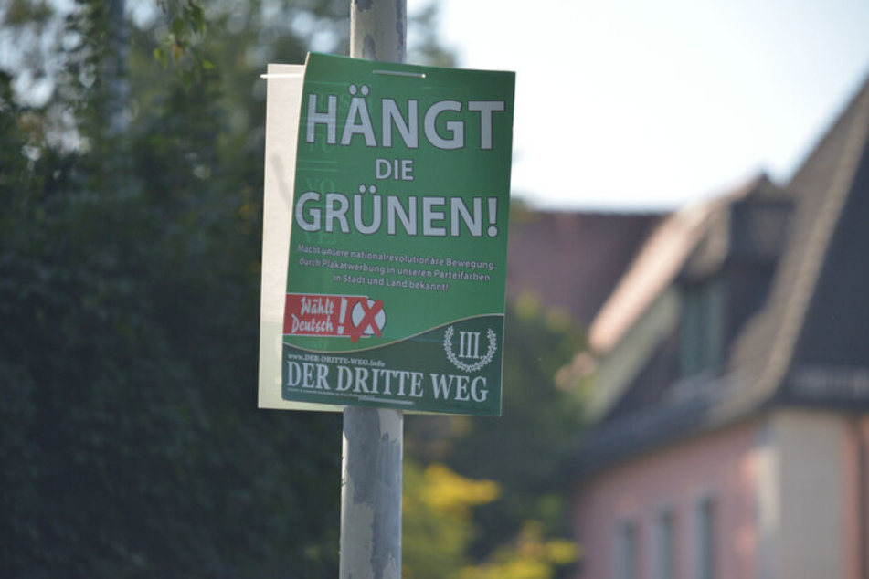 Mehrere Plakate mit der Aufschrift "Hängt die Grünen" wurden 2021 in Zwickau aufgehängt. Die Justiz bleibt uneins beim Umgang mit dem Slogan.