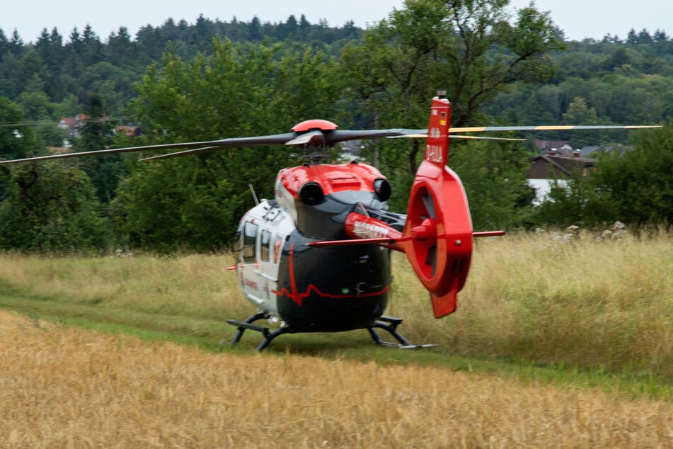 Ein Rettungshubschrauber brachte die schwer verletzte 57-jährige Fahrerin des BMW in ein Krankenhaus.
