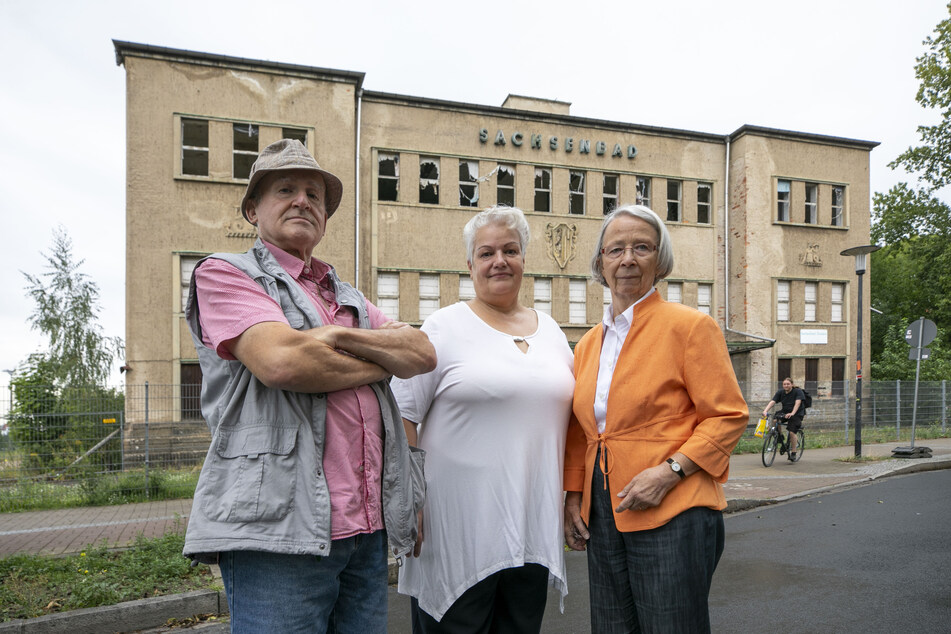 Kurt Schilling (72), Heidi Geiler (64) und Christine Swaboda (82) setzen sich für den Erhalt des Sachsenbades als Schwimmhalle ein.