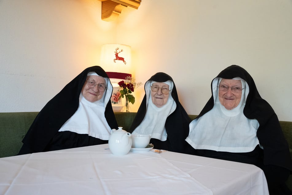 Zusammen leiten Schwester Rita (82, l.), Schwester Regina (86) und Schwester Bernadette (88) den Instagram-Kanal "nonnen_goldenstein