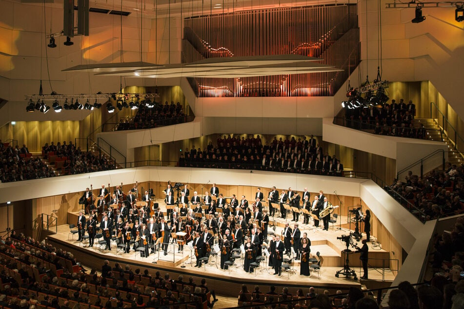 Musiker der Dresdner Philharmonie stehen auf der Bühne des Kulturpalastes. (Archivbild)