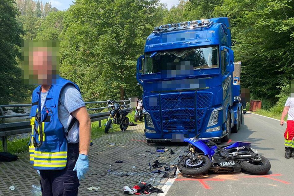 Fataler Unfall mit Lkw: Motorrad-Fahrer (25) erliegt seinen Verletzungen