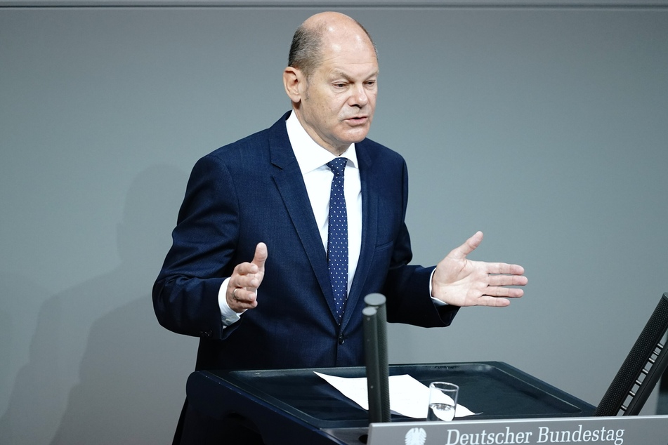 Olaf Scholz (SPD), Bundesminister der Finanzen, spricht während einer Sitzung des Bundestags zu den Abgeordneten.