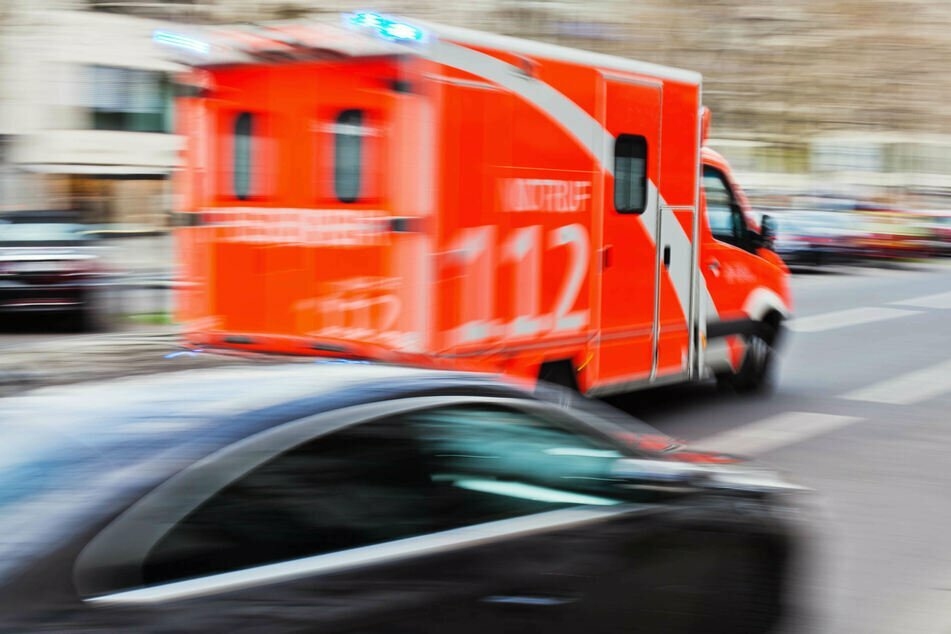 In Chemnitz ist ein Mädchen (3) von einem Auto erfasst und schwer verletzt worden. (Symbolbild)