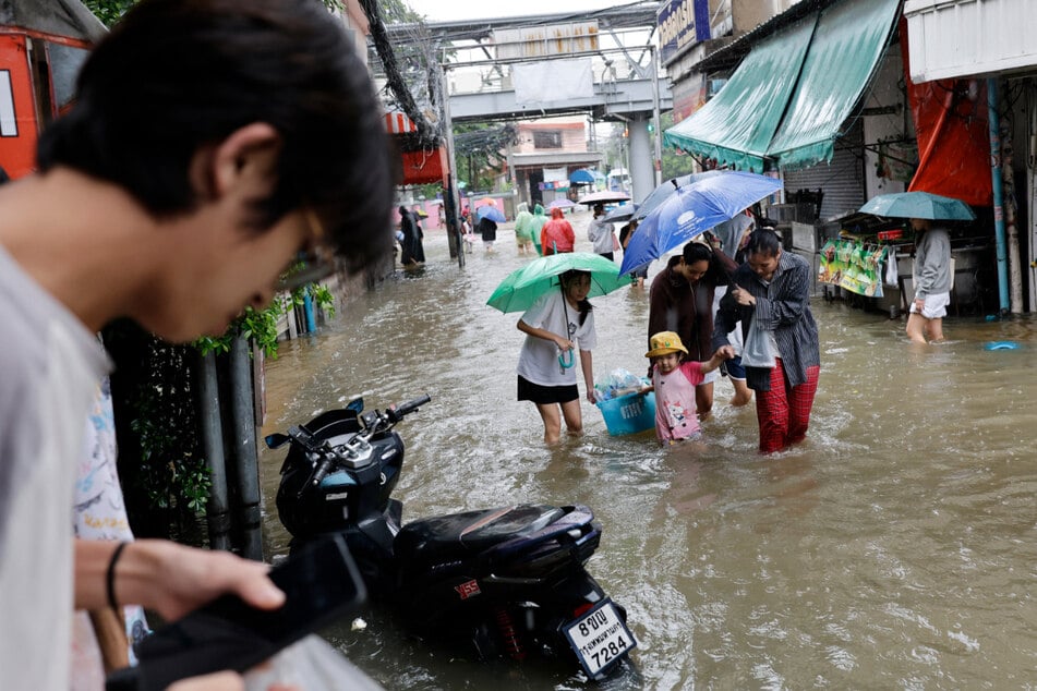 Unaufhörlicher Regen setzt Hauptstadt unter Wasser