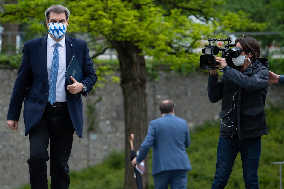 Markus Söder (CSU), Ministerpräsident von Bayern, geht nach einer Pressekonferenz zur Staatskanzlei.