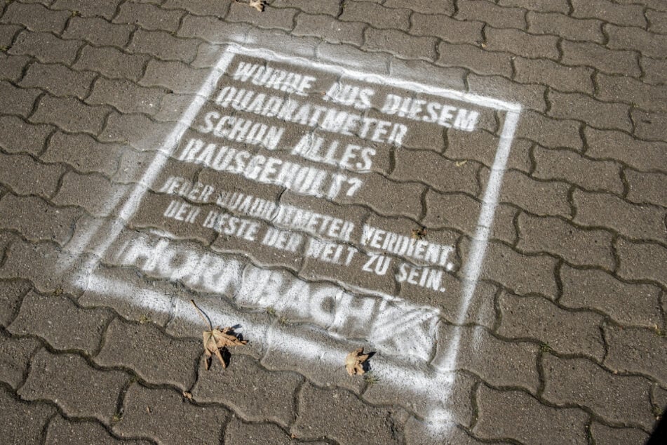 Keine Reaktion von Hornbach: Die Stadt ließ die ungenehmigte Werbung auf den Bürgersteigen entfernen.