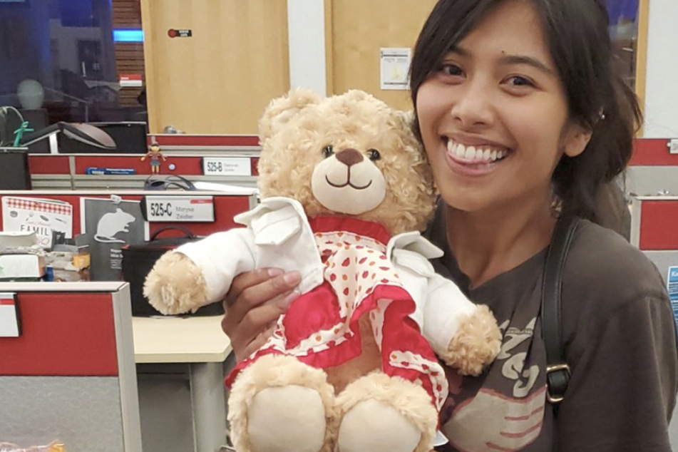 Mara Soriano (28) erhielt den Teddybären von ihrer inzwischen verstorbenen Mutter. Wenn man die Tatze des Plüschtiers drückt, ertönt eine Sprachnachricht.
