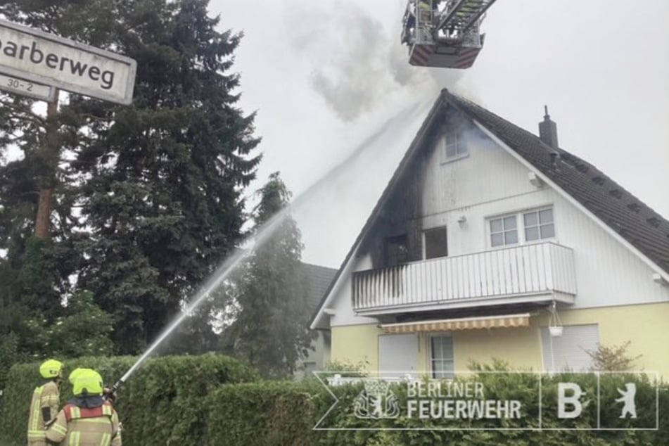 Berlin: Feuerwehreinsatz in Rudow: Brand in Einfamilienhaus