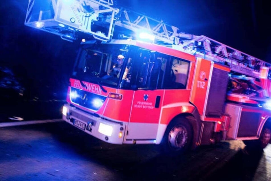 Regelmäßig muss die Berliner Feuerwehr nachts wegen brennender Autos anrücken. (Symbolfoto)