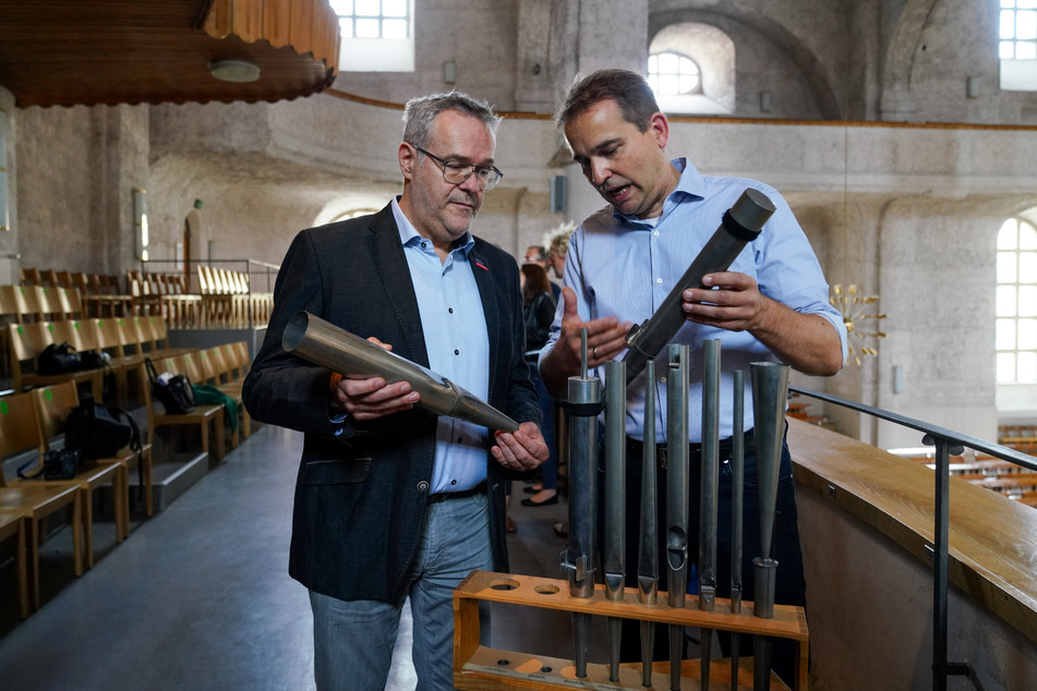 Handwerk aus Holz und Metall, Zinn und Blei: HWK-Präsident Jörg Dittrich (56, l.) lässt sich von Meister Ralf Jehmlich (53) die Orgelpfeifen in der Kreuzkirche erklären.